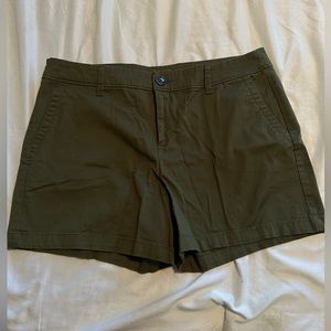 Liz Claiborne khaki green petite chino shorts